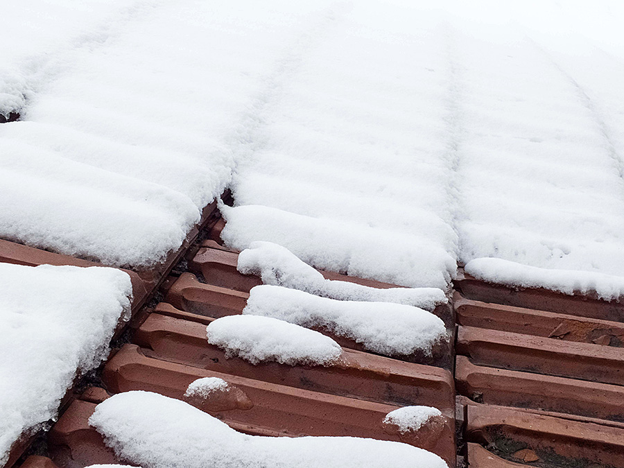 snö som smälter på taket